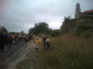 Wychodzimy z Górki Przeprośnej – na środku Zosia, Hania i siostra dr Maria, które z troską upewniają, że wszystko jest w porządku